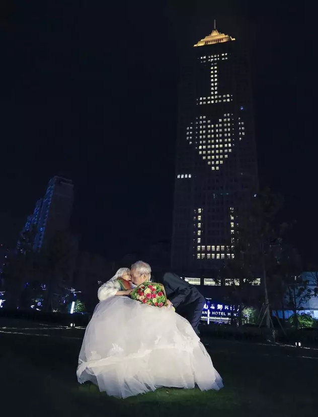 情人節(jié)最溫暖告白！84歲老人包下整樓示愛老伴