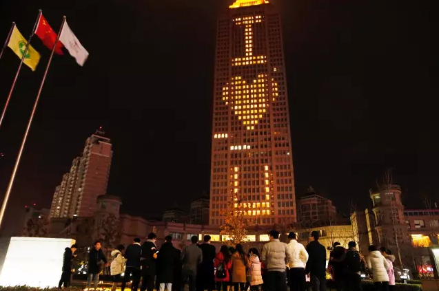 情人節(jié)最溫暖告白！84歲老人包下整樓示愛老伴