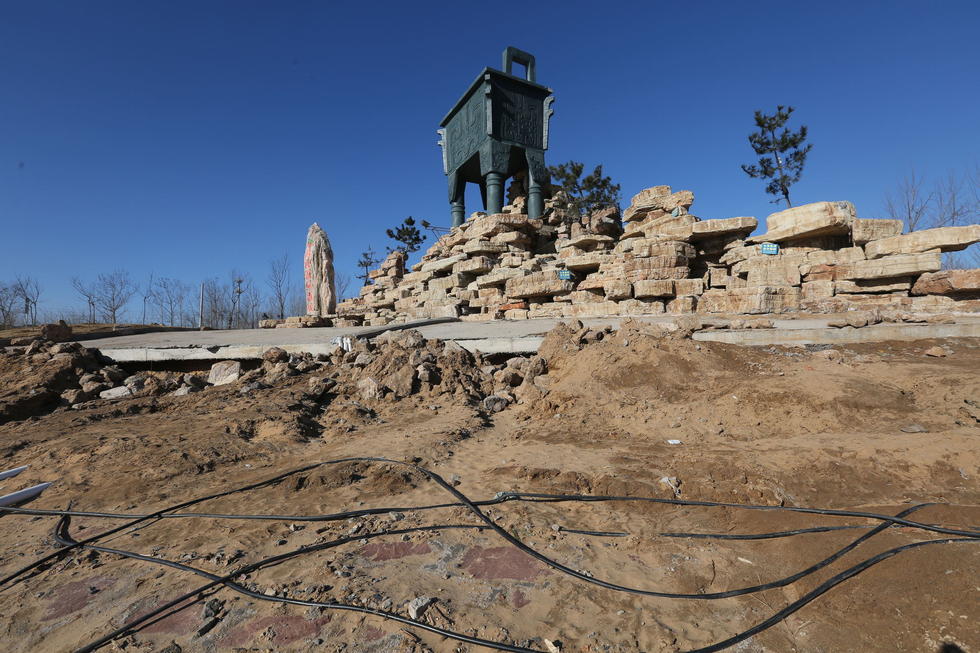 鄭州河邊建十米高銅鼎無防護(hù) 網(wǎng)友:不怕淹了？