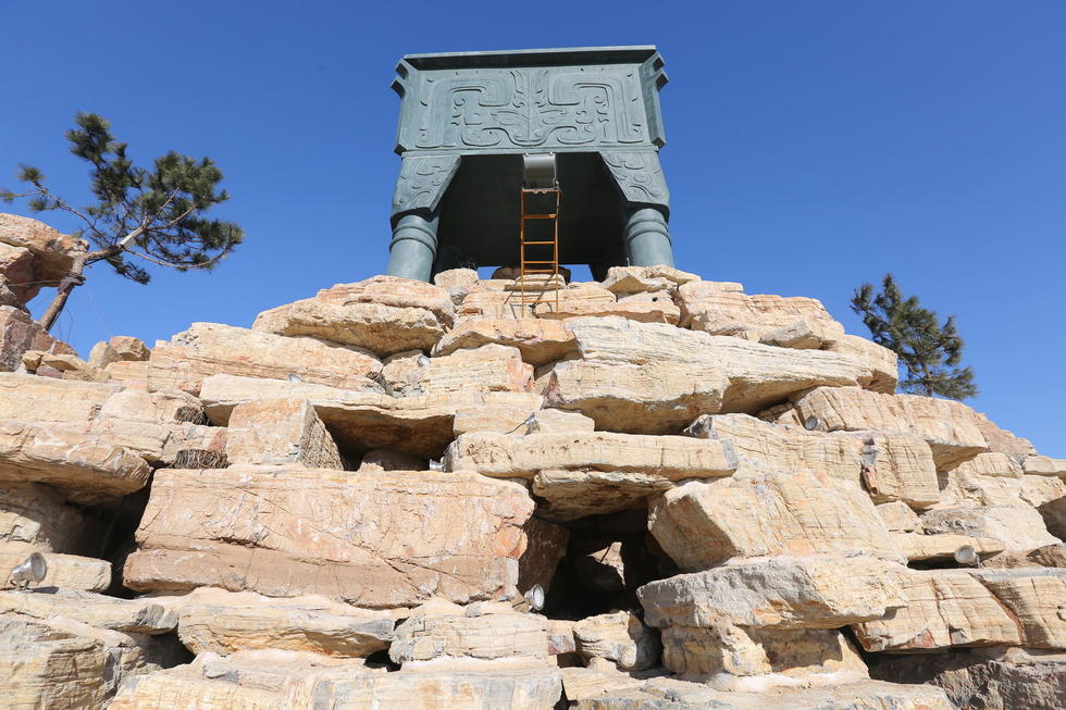 鄭州河邊建十米高銅鼎無防護(hù) 網(wǎng)友:不怕淹了？