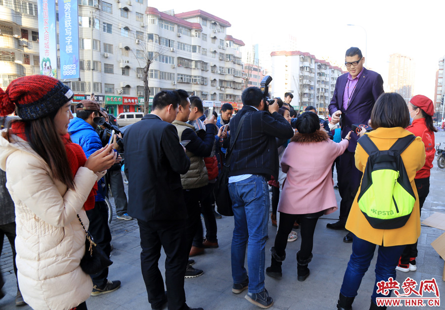 “亞洲第一巨人”張歡身高2.38米，在人群中非常出眾。