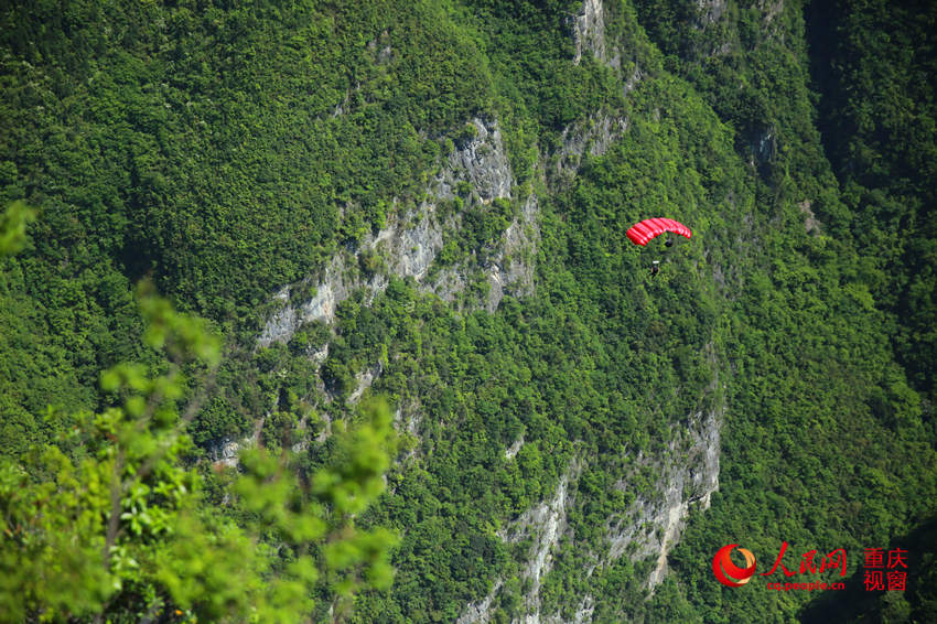 28日，2016世界低空跳傘大賽在重慶云陽龍缸景區(qū)正式開賽。圖為選手角逐中。劉政寧 攝