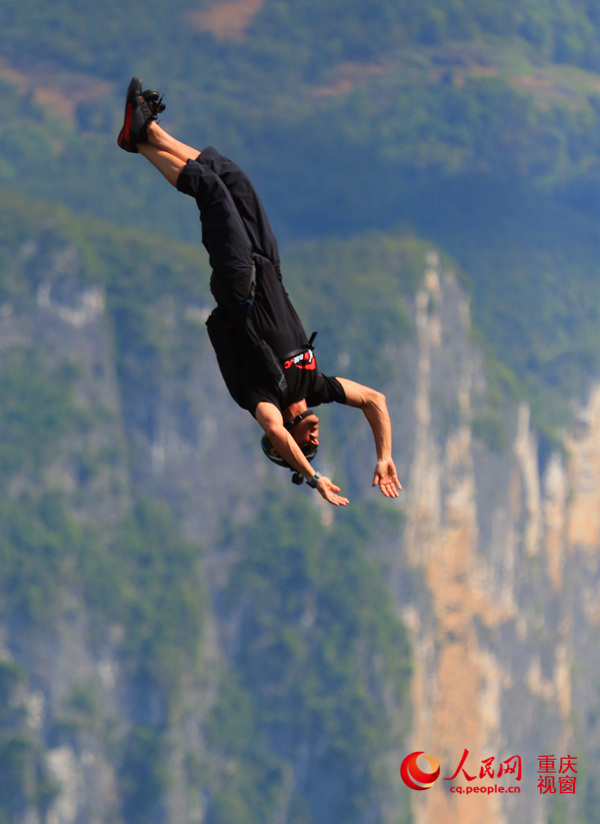 28日，2016世界低空跳傘大賽在重慶云陽龍缸景區(qū)正式開賽。圖為選手角逐中。劉政寧 攝