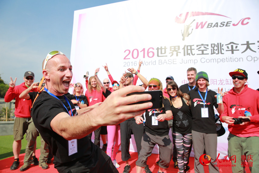 28日，2016世界低空跳傘大賽在重慶云陽龍缸景區(qū)正式開賽。圖為選手角逐中。劉政寧 攝