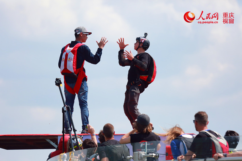 28日，2016世界低空跳傘大賽在重慶云陽龍缸景區(qū)正式開賽。圖為選手角逐中。劉政寧 攝