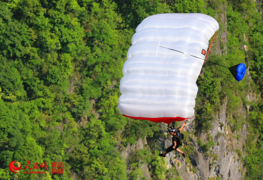 28日，2016世界低空跳傘大賽在重慶云陽龍缸景區(qū)正式開賽。圖為選手角逐中。劉政寧 攝