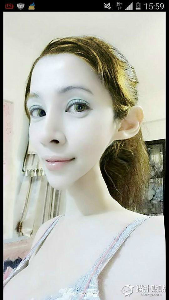 臺版蛇精媽走紅 自帶時(shí)空扭曲效果