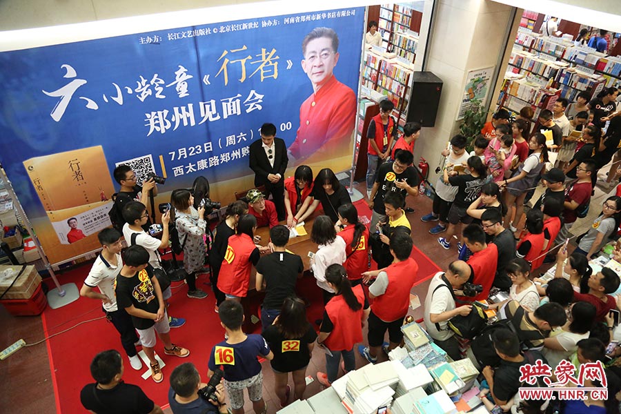 不到三個小時(shí)的簽售時(shí)間，六小齡童累計(jì)簽售自傳2900余冊，創(chuàng)造了鄭州購書中心的歷史記錄.jpg