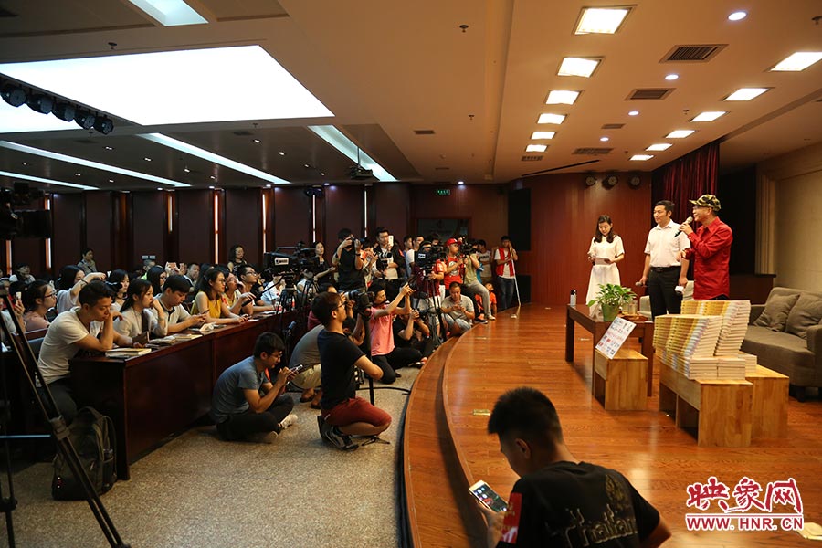 河南本土主流媒體基本全部到場，六小齡童接受記者提問。