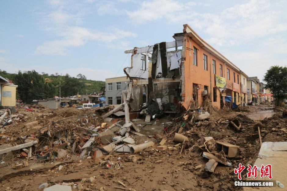 圖為被洪水沖垮的小樓。
