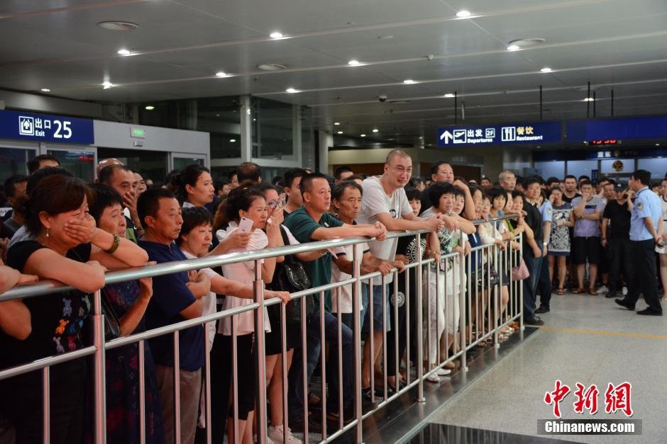 當(dāng)日18時(shí)許，前來接機(jī)的家屬陸續(xù)來到大連機(jī)場(chǎng)，等候著其他親屬帶著親人骨灰“回家”。