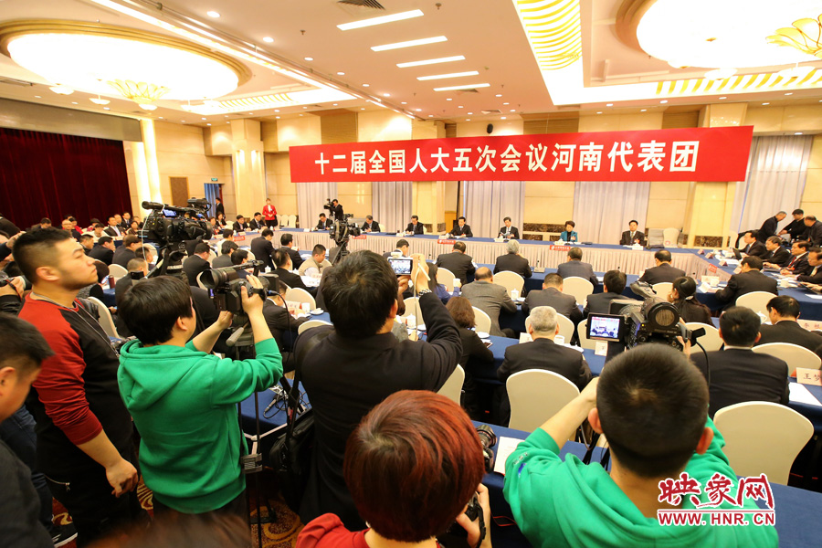 記者擠滿了媒體區(qū)，前來聽取河南“聲音”