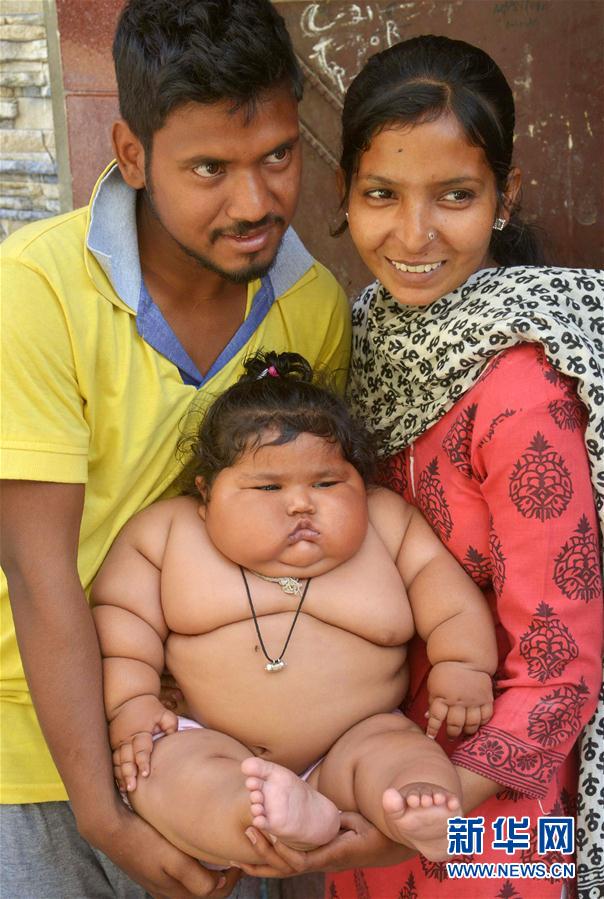 4月17日，在印度阿姆利則，女孩查哈特（中）和父母在家中。