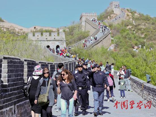 參加聯(lián)合巡邏的中意警察在長城上巡邏。本網(wǎng)記者 陳路坤 攝