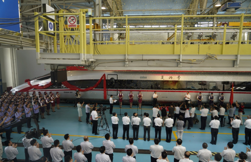 當日，由中國鐵路總公司牽頭組織研制、具有完全自主知識產權、達到世界先進水平的中國標準動車組被命名為“復興號”。“復興號”將于6月26日在京滬高鐵兩端的北京南站和上海虹橋站雙向首發(fā)。