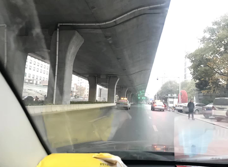 限行第一天！鄭州的早高峰是這個(gè)樣子的