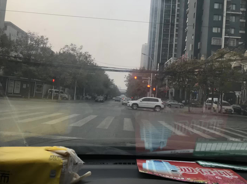 限行第一天！鄭州的早高峰是這個(gè)樣子的