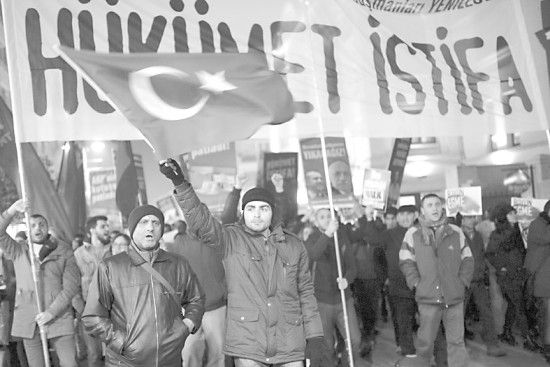 　土耳其民眾25日抗議政府貪腐行為。