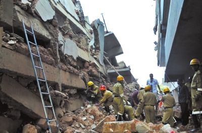 4日，印度卡納科納，救援人員正在搜尋被掩埋的幸存者和遇難者遺體。圖/東方IC