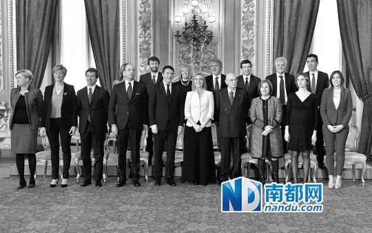 2月22日，在意大利羅馬總統(tǒng)府，新任總理馬泰奧·倫齊(前左五)與總統(tǒng)納波利塔諾(前右四)及新內(nèi)閣成員