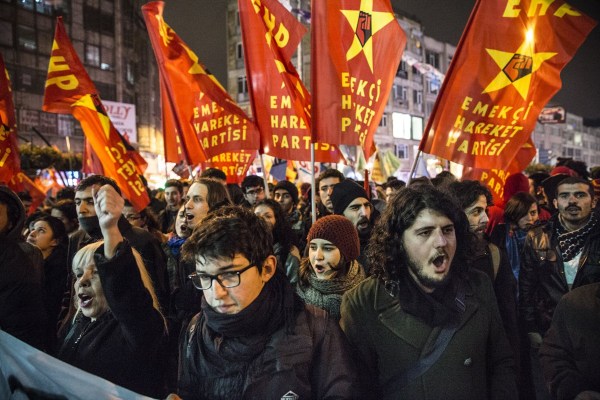 當(dāng)?shù)貢r(shí)間2014年2月25日，土耳其伊斯坦布爾，總理涉腐錄音引發(fā)全國(guó)抗議，要求本屆政府下臺(tái)。