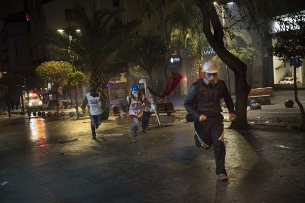 當(dāng)?shù)貢r(shí)間2014年2月25日，土耳其伊斯坦布爾，總理涉腐錄音引發(fā)全國(guó)抗議，要求本屆政府下臺(tái)。