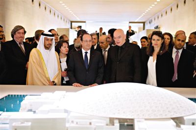 4月29日，法國(guó)總統(tǒng)奧朗德（中）和阿布扎比文化遺產(chǎn)委員會(huì)主席蘇爾坦親王（左）一起觀看“阿布扎比盧浮宮”建筑模型。盧浮宮計(jì)劃打造“阿布扎比盧浮宮”，以推廣法國(guó)文化。