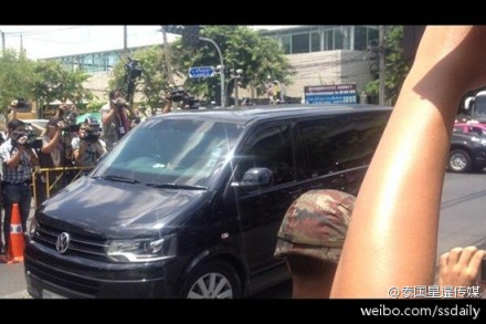 英拉乘坐其私人防彈車抵達(dá)軍方設(shè)施。