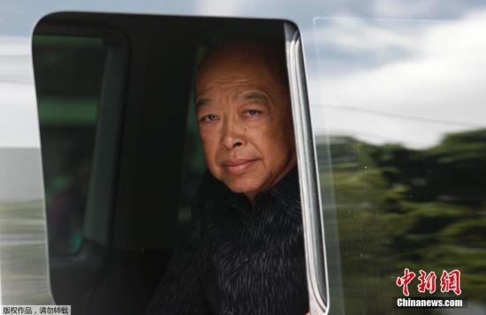 圖為泰國前副總理素拉蓬抵達陸軍俱樂部。