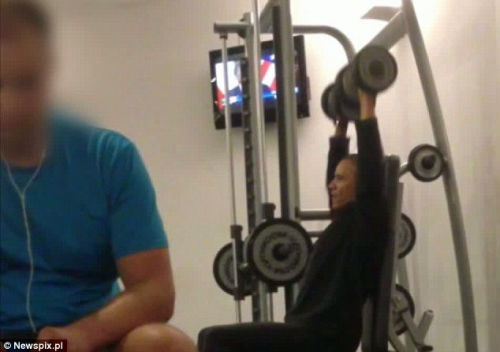 奧巴馬安?，F(xiàn)漏洞舉啞鈴健身時遭偷拍（組圖）（2）