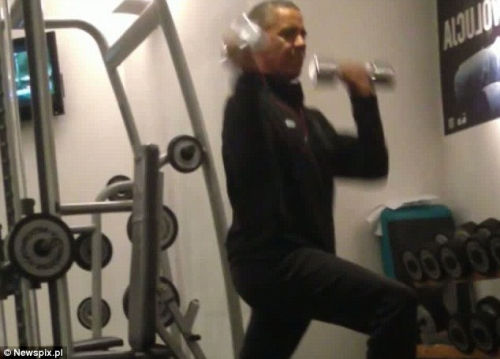 奧巴馬安?，F(xiàn)漏洞舉啞鈴健身時遭偷拍（組圖）（5）