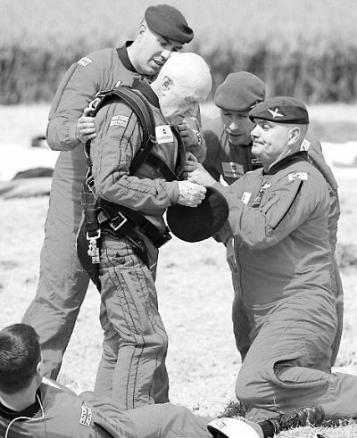 89歲的赫頓再次于70年前同一地點(diǎn)參加雙人跳傘。