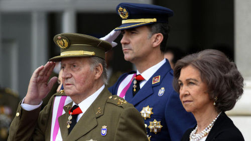 資料圖：西班牙國王胡安·卡洛斯一世（左）與其子費(fèi)利佩王儲(chǔ)（中）。