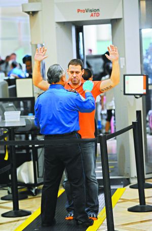 防止恐怖分子把炸彈偽裝成電子設(shè)備登機(jī)；新規(guī)適用于歐、非、中東赴美航班；智能手機(jī)將被重點(diǎn)排查