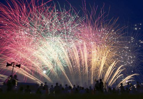 日本關(guān)東甲信地區(qū)當(dāng)天發(fā)布了梅雨期結(jié)束的消息，東京都葛飾區(qū)的江戶川河川敷當(dāng)晚舉行了煙花大會，約13000束煙花在夜空中綻放。（網(wǎng)頁截圖）