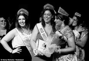 英國舉行超大號(hào)美女選美大賽(圖)