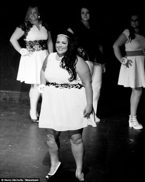 英國舉行超大號(hào)美女選美大賽(圖)