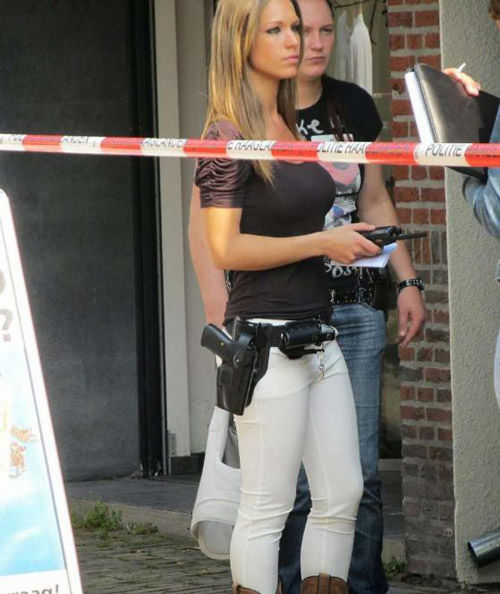 荷蘭性感氣質(zhì)女警走紅網(wǎng)絡 網(wǎng)友盛贊賽過明星(組圖)