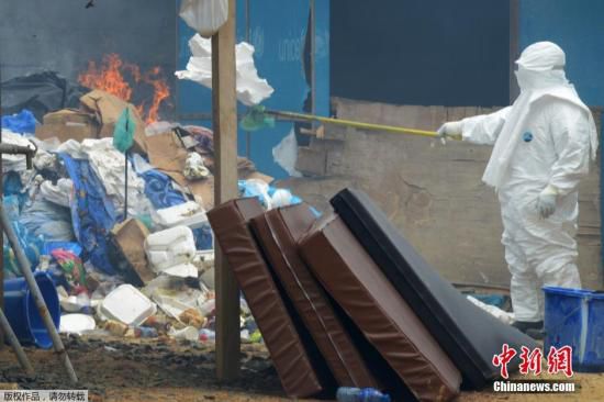 當(dāng)?shù)貢r(shí)間2014年9月3日，利比里亞蒙羅維亞，約翰·菲茨杰拉德·肯尼迪醫(yī)院的醫(yī)護(hù)人員和病人。9月1日