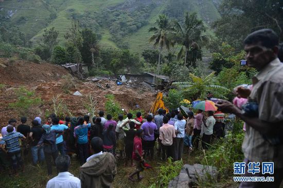 這張10月29日拍攝的照片顯示斯里蘭卡中部山體滑坡中幸存村民們正在被疏散。
