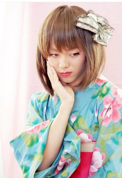 日本男子學(xué)校舉辦“?；ā贝筚?參賽者須男扮女裝