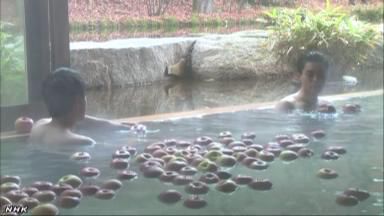 一個個蘋果漂浮在浴槽內(nèi)（NHK網(wǎng)頁截圖）。