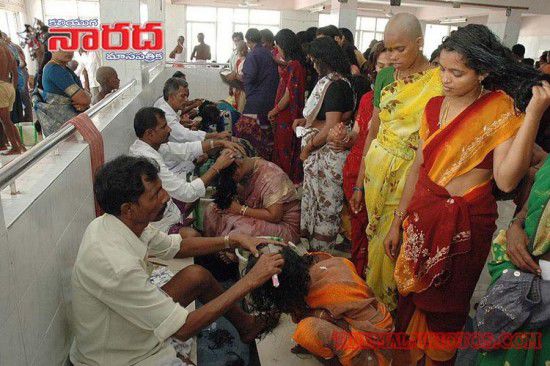 亮瞎眼！印寺廟朝圣日每天為2萬人剃光頭