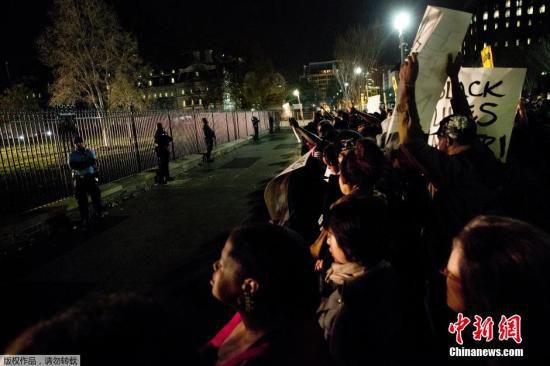 美國白宮前擠滿了抗議槍殺黑人青年的白人警察免遭起訴案件的美國民眾。
