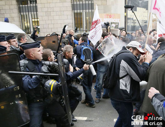 　　當(dāng)?shù)貢r(shí)間2014年11月27日，法國巴黎，法國農(nóng)民帶綿羊在埃菲爾鐵塔附近抗議，要求環(huán)保部門采取有效措施解決狼群襲擊羊群問題。　圖片來源：TRICK KOVARIK/CFP