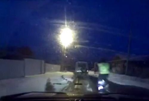 警車追逐中仍未追上可疑汽車，此時令人震驚的一幕出現(xiàn)，一名警察從警車中跳出來，向可疑車輛跑去。