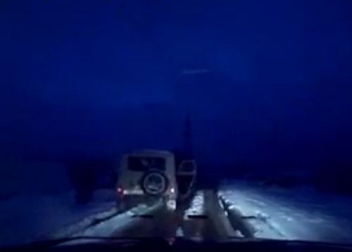 　　警察成功打開可疑汽車的車門并登上汽車，司機(jī)見狀立即停車及棄車逃走，警察則下車?yán)^續(xù)追捕司機(jī)。