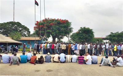 19日，安哥拉一檢查點(diǎn)抓扣大量外國(guó)人并查驗(yàn)證件。