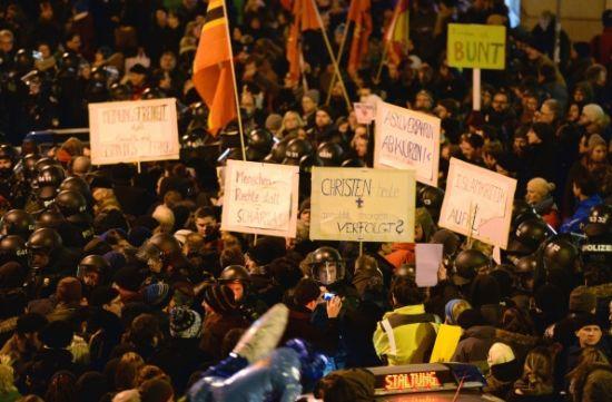 示威人群打出標(biāo)語。