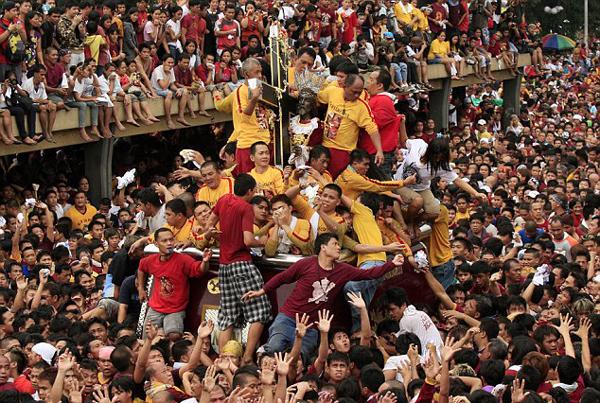 2011年“黑耶穌節(jié)”上，無數(shù)信徒希望觸摸到黑色耶穌雕像。